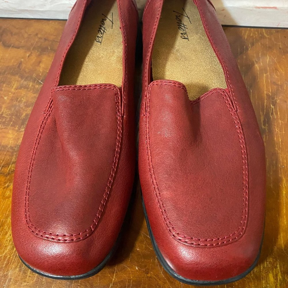 Womens Shoes Size 8.5 Red Trotters